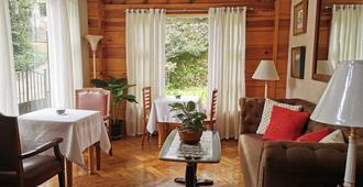 Guest Haven House Bed & Breakfast - Baguio - Living room