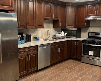 Beautiful house with 4 bedrooms and 3 bathrooms - Dickinson - Kitchen