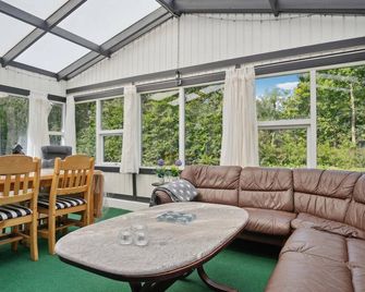 Gorgeous home in Glesborg with kitchen - Glesborg - Huiskamer