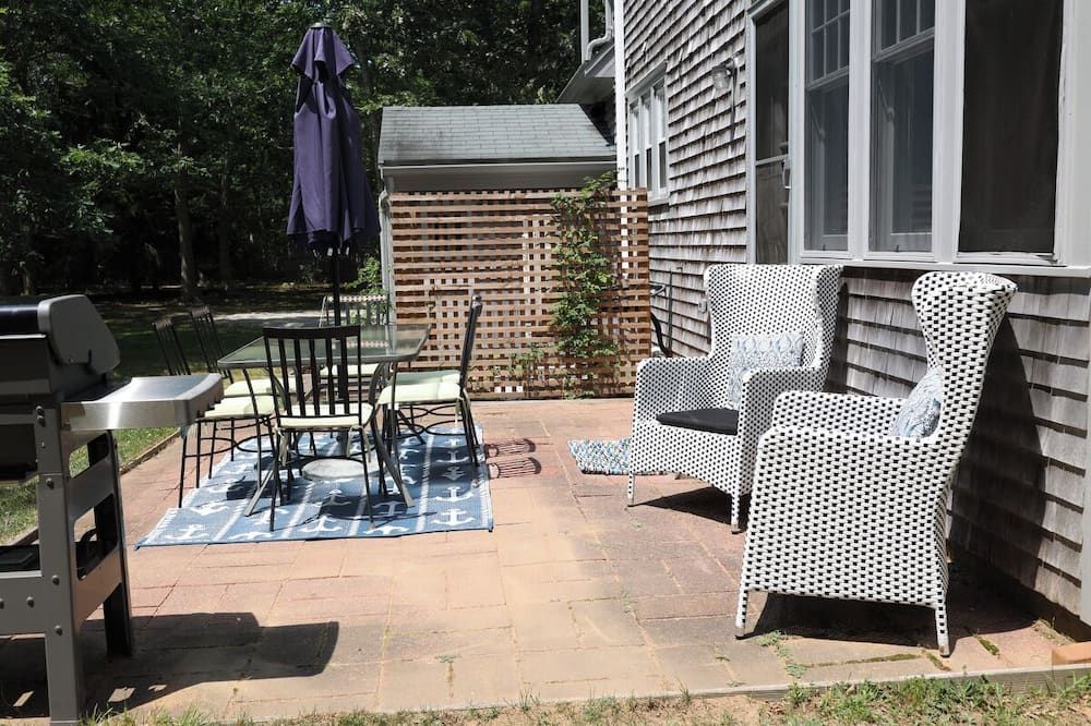 Vineyard Hearth - Where Coastal Calm Meets Countryside Comfort.