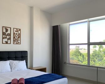 Gayatri Hotel - Surakarta - Schlafzimmer