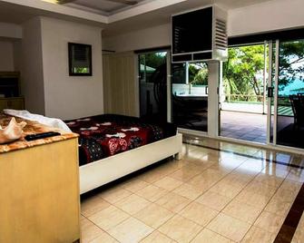 Whitsundays Rainforest Retreat - Airlie Beach - Bedroom