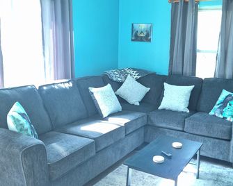 Cozy 2-bedroom bungalow in gorgeous Mount Storm with AC - Mount Storm - Living room