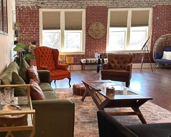 Guest Favorite! Spacious Loft Overlooking Nc Transportation Museum - Spencer - Lounge