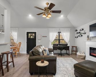 The Cottage Down Under: Bike In/Out - Southern Bv - Bella Vista - Sala de estar