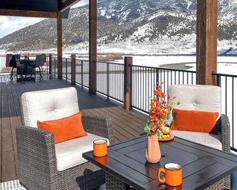 Riverside Luxury: Private River Float with Hot Tub and 3 King Suites! - Lava Hot Springs - Balcony
