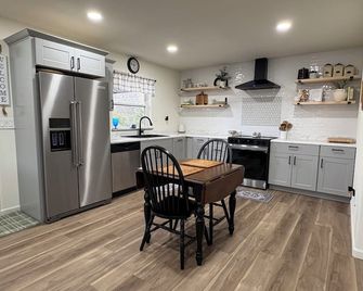 Peaceful Country Retreat Near Town. - Parsons - Kitchen