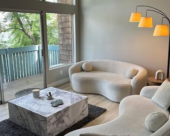 High Ceilings 3BR with Loft-2 Baths Pool & Jacuzzi - Los Angeles - Living room