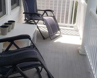 The Contemporary Charleston - Ruther Glen - Balcony