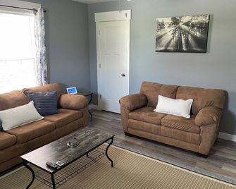 Cozy 2 - bedroom Little Blue House On The Hill in enjoyable Jefferson City - Jefferson City - Living room