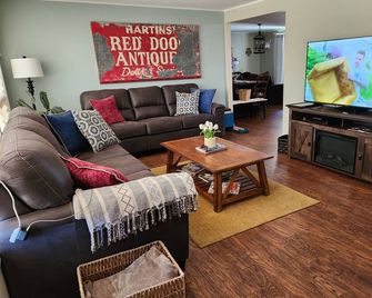 An Adorable House in the cool Pines And Only 5 Minutes From Courthouse Square - Prescott - Obývací pokoj