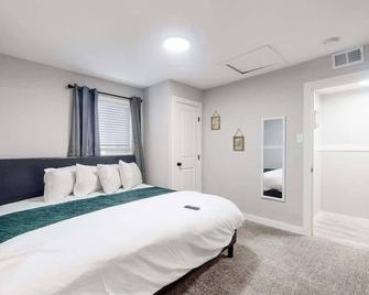 Modern Family Home with Three King Beds Near VA & Anschutz - Aurora - Bedroom