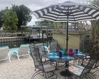 Reel Paradise Cottage- Canal Front- Bring Your Boat To Our 50 Dock! - Edgewater - Patio