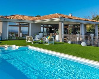 Guest Room: 'Africa Suite' with Shared Pool, Wi-Fi, and Air Conditioning - Lumio - Piscina
