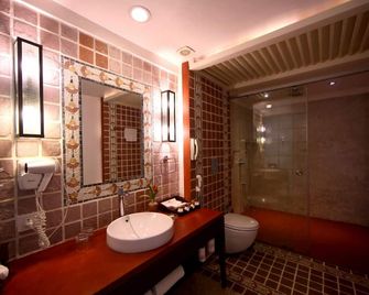 Eighth Bastion- Cgh Earth - Kochi