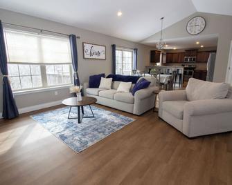 Gateway Retreat 27 Miles To Fort Leonard Wood - St Robert - Living room