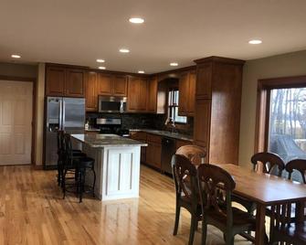 Cozy 4-bedroom house in adorable Buffalo with AC, WiFi - Buffalo - Kitchen