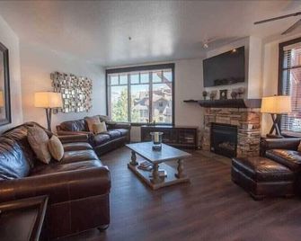 Village 2230 White Mountain Lodge - Mammoth Lakes - Living room