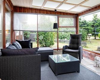 6 person holiday home in Væggerløse - Bøtø By - Sala de estar