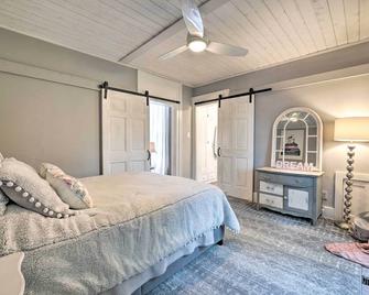 Romantic Apt Near Wineries, Golf and Lake Erie! - Westfield - Bedroom