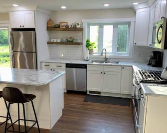 Wind in the Willows Cottage - Meadville - Cocina