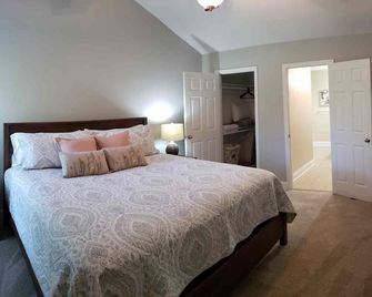 Comfortable In-Town Stay - Clayton, Ga - Clayton - Bedroom