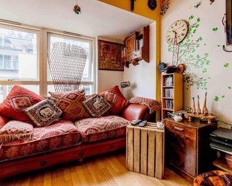 Amazing Riverside Boheme Home in SW London! - London - Living room