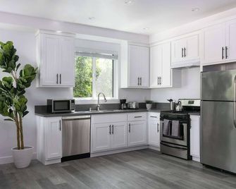 Spacious 5BR Townhouse with Free Parking Included - Los Angeles - Kök
