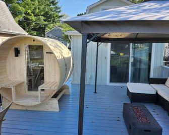 Riverfront Cottage - Fox River Grove - Patio