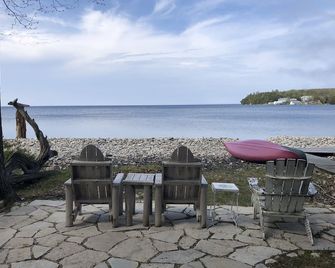 Historic Log Cabin by the Bay (Lake Views) - Ellison Bay - Patio