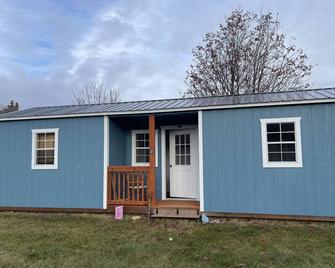 3 bedroom, 2 bath Modern family Cabin minutes to Gull Lake! Pet friendly! - Rimbey - Budova