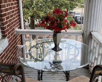Historic Olde Towne 2 Bedroom 1 Bath 1100sq ft Vacation Rental - Portsmouth - Balcony