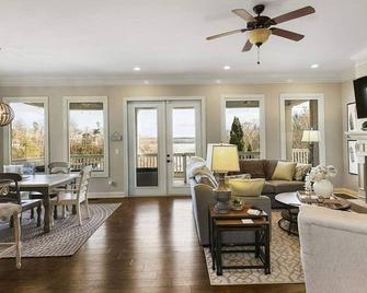 Cottage on the bluffs at Pickwick Lake. - Savannah - Living room