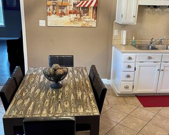 3 bedrooms, 2 full bath, dining room, great room, den, beautiful outdoor patio. - Blytheville - Eetruimte