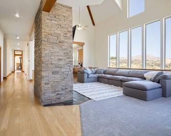 Ranch Mansion 6 Acres & 360 Mnt Views & Hiking! - Eagle Mountain - Living room