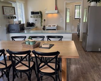 The Little Farmhouse - Pet Friendly with Magnificent Views - Porepunkah - Essbereich