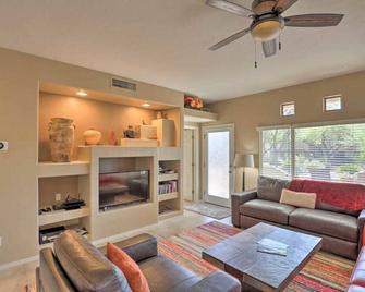 Lovely 2 Bedroom Condo Just Steps From the Heated Pool and Spa! - Catalina - Living room