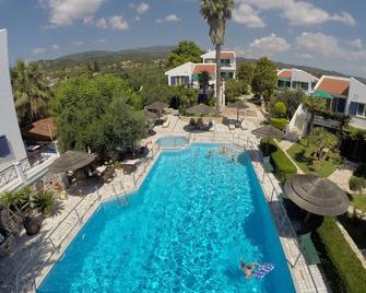Paris Village - Messene - Piscina