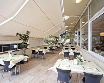 Sol Beach Hotel Adults Only - مارماريس - مطعم