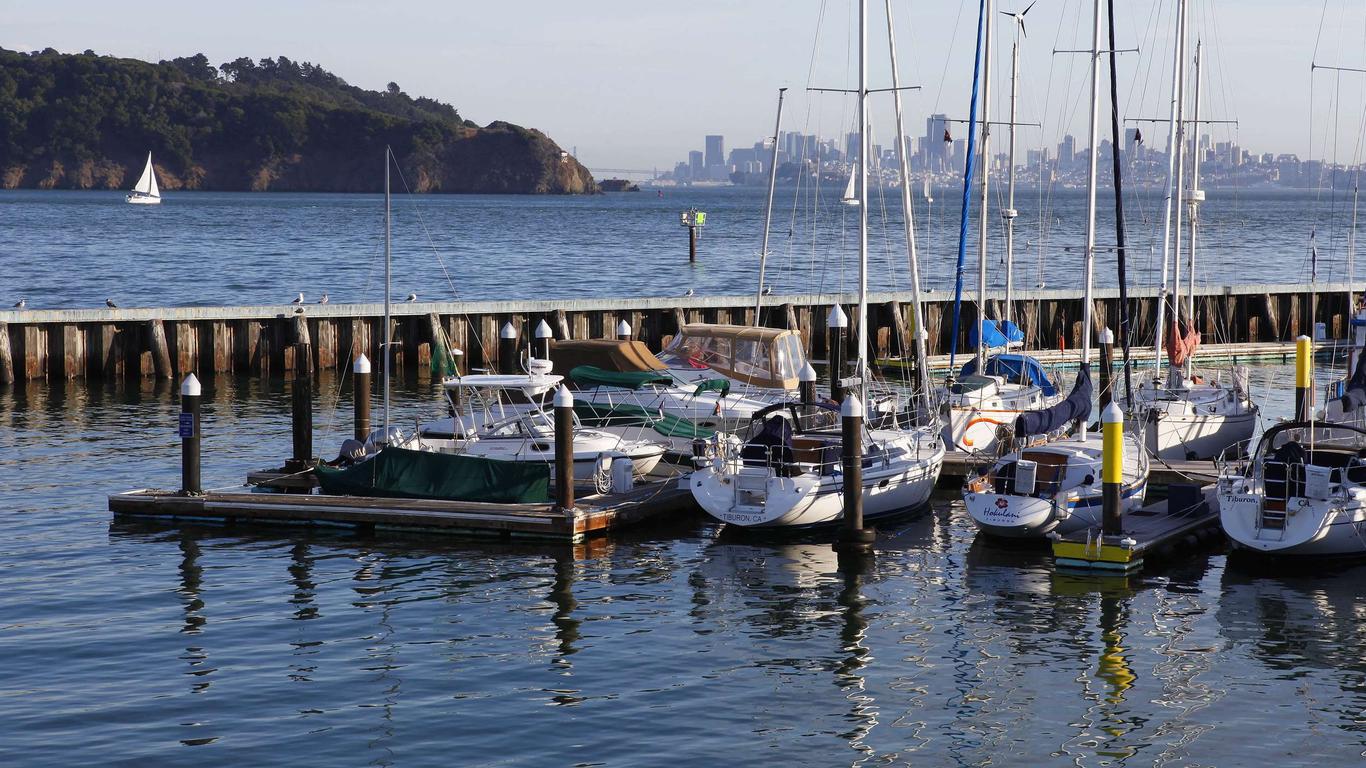 ووترز إيدج هوتل