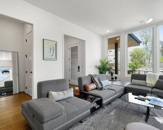 Modern 4br Home, Skyline Views, Prime Location. - Atlanta - Sala