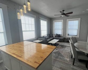 Serene 2-bedroom apartment in charming Hillsboro - Hillsboro - Eetruimte