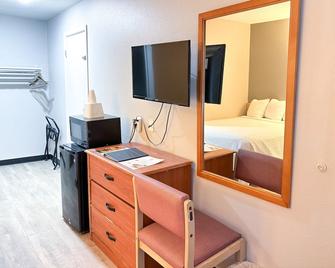 Super 7 Motel - Coralville - Schlafzimmer