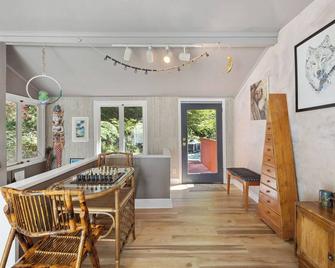 Relaxing redwood forest home with hot tub and sauna at Lagunitas Creek - Lagunitas - Dining room