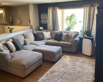 25 minutes to Sturgis Rally! - Black Hawk - Living room