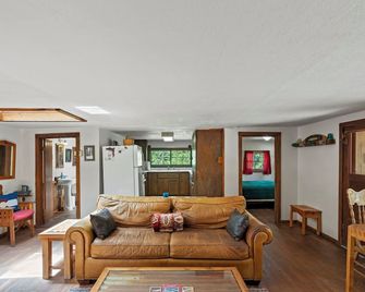 Rustic Cabin on the Pine River, Pet-Friendly, Great Fishing - Durango - Living room