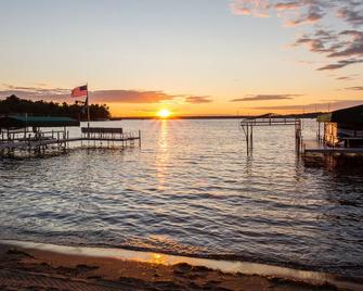 Hidden Gem on Gull Lake w/ large playground for families - Nisswa - Patio