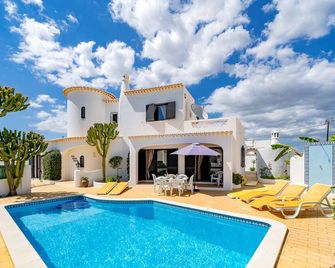 Stylish 3-Bed Villa in Carvoeiro with Heated Pool & Sunset Roof Terrace - Praia do Carvoeiro - Pool