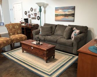 Grand Lake Barndominium. Close to Wolf Creek & Monkey Island. Lake access! - Afton - Living room