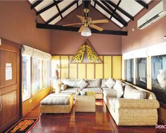 منتجع بيردز آند بيز - باتايا - غرفة معيشة